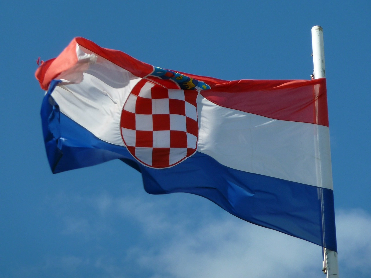 Hrvatska zastava na pola koplja ispred sjedišta NATO-a